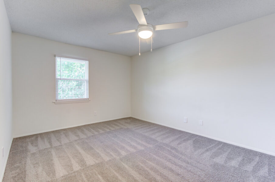 empty room with ceiling fan