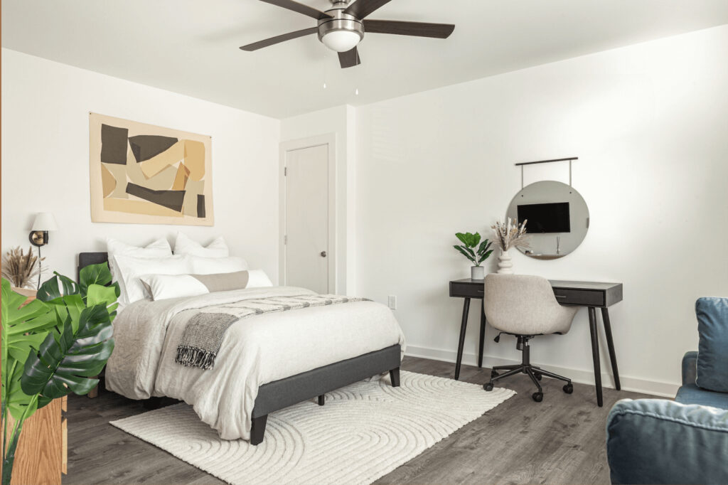 bedroom with desk and ceiling fan